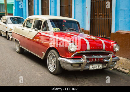 Kuba alte Havanna La Habana Vieja U.S. amerikanischen Auto klassischen Vintage amerikanisches Auto rot weißen Pontiac Saloon 1950 50er Jahre Taxi cab Stockfoto