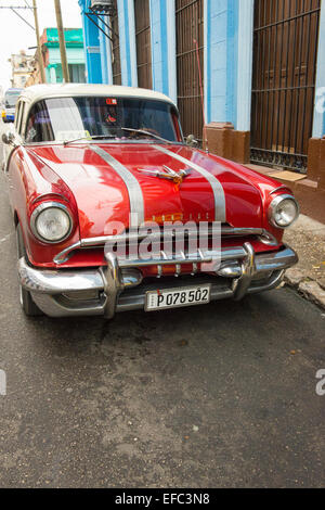 Kuba alte Havanna La Habana Vieja U.S. amerikanischen Auto klassischen Vintage amerikanisches Auto rot weißen Pontiac Saloon 1950 50er Jahre Taxi cab Stockfoto