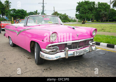 Kuba Havana Habana Nuevo Vedado Platz Plaza De La Revolucion Revolution alten klassischen Vintage 1950 amerikanisches Auto Ford Fairlane Stockfoto