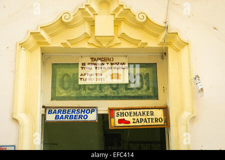 Kuba alte Havanna La Habana Vieja-Möbel-Werkstatt, Barbiere Barbershop Barbero Shop Herren Haar, Schuhmacher Zapatero Schuster Stockfoto