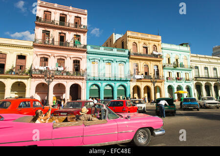 Kuba Zentral Havanna Centro Habana Prado Paseo de Marti hell rosa US amerikanischen 50er Jahre 50er Jahre Autos bunt bunte Gebäude Stockfoto