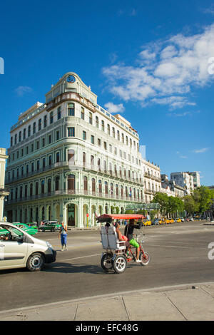 Kuba Zentral Havanna Centro Habana Straßenszene US amerikanischen Oldtimern, Pedal Rikscha, Gebäude im Kolonialstil Stockfoto