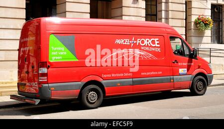 LONDON, UK - 9. Juli 2014: Ein rote Parcelforce van parkte vor einem alten Gebäude im Zentrum von London. Stockfoto