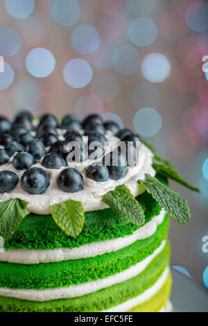 Schön alles Gute zum Geburtstagskuchen mit Mascarpone und Trauben auf dem Kuchen stehen auf festlichen Licht bokeh Stockfoto