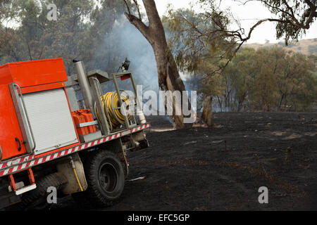 Ein Foto von einem Feuerwehrauto auf die Nachwirkungen des ein Buschfeuer auf einer trockenen australischen Farm im zentralen westlichen NSW. Stockfoto