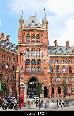 LONDON, VEREINIGTES KÖNIGREICH. 9. Juli 2014: Touristen bewundern die Architektur des St. Pancras Renaissance Hotels in London Stockfoto