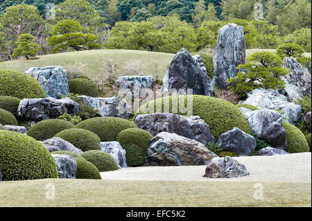 Matsue, Honshu, Japan. Der trockene Landschaftsgarten (Kare-sansui) in den berühmten 20iger Gärten des Adachi Museum of Art Stockfoto