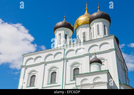 Klassische russische alte religiöse Architektur. Die Dreifaltigkeits-Kathedrale befindet sich seit 1589 in Pskow Krom oder Kreml Stockfoto