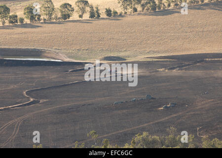 Ein Foto von den Nachwirkungen des ein Buschfeuer auf einer trockenen australischen Farm im zentralen westlichen NSW. Stockfoto