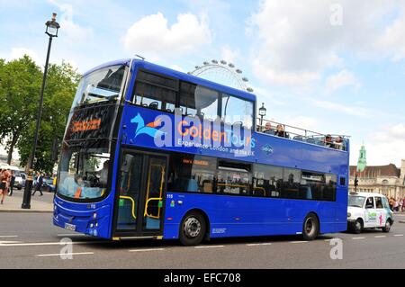 LONDON, UK - 9. Juli 2014: Moderne Doppeldecker blauen Bus Kreuze die Westminster bridge im Zentrum von London. Stockfoto