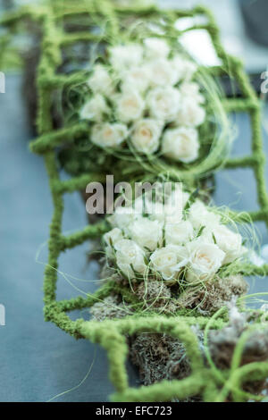 Floral Abendessen Tafelaufsatz mit weißen Rosen Stockfoto