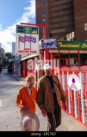 Älteres Paar auf einer Straße in der Nähe von British Bar in Benidorm, Costa Blanca, Spanien Stockfoto