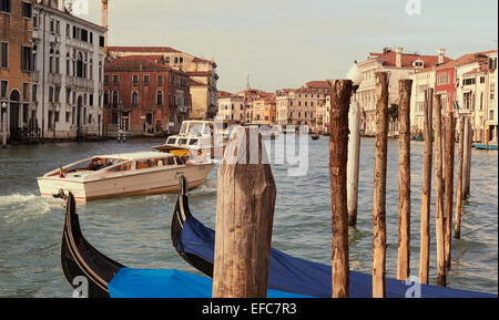 Hölzerne Liegeplatz Polen (Palina) und Boote auf dem Canal Grande Venedig Veneto Italien Europa Stockfoto