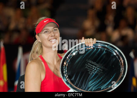 Melbourne, Australien. 31. Januar 2015. 2. Samen Maria Sharapova (RUS) erhält die Nächstplatzierten Trophäe in der Frauen Endspiel gegen die 1. gesetzte Serena Williams (USA) am Tag 13 des 2015 Australian Open Grand-slam-Tennis-Turnier im Melbourne Park in Melbourne, Australien. Sydney Low/Cal-Sport-Medien. Williams gewann 6-3 7-6 (5) Credit: Csm/Alamy Live-Nachrichten Stockfoto