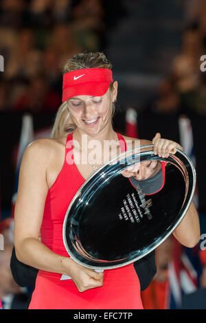 Melbourne, Australien. 31. Januar 2015. 2. Samen Maria Sharapova (RUS) erhält die Nächstplatzierten Trophäe in der Frauen Endspiel gegen die 1. gesetzte Serena Williams (USA) am Tag 13 des 2015 Australian Open Grand-slam-Tennis-Turnier im Melbourne Park in Melbourne, Australien. Sydney Low/Cal-Sport-Medien. Williams gewann 6-3 7-6 (5) Credit: Csm/Alamy Live-Nachrichten Stockfoto