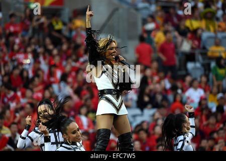 Sydney, Australien. 31. Januar 2015. Australische Sängerin und DJ Havana Brown führt (C) bei der Abschlussfeier des Asian Cup in Sydney, Australien, 31. Januar 2015. Bildnachweis: Guo Yong/Xinhua/Alamy Live-Nachrichten Stockfoto