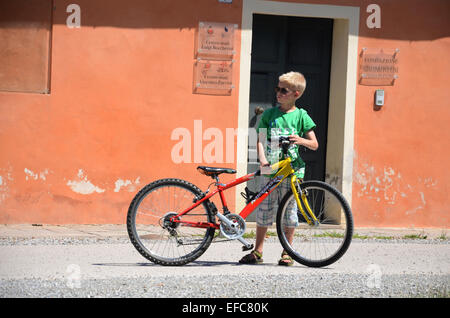 junge Radfahrer in Lucca, Toskana Italien Stockfoto