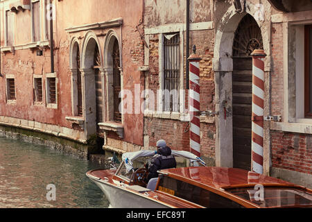 Wasser-Taxi Fahrt entlang eines traditionellen kleinen Kanals Venedig Veneto Italien Europa Stockfoto