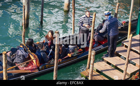 Touristischen einsteigen in einer Gondel in Venedig Lagune Veneto Italien Europa Stockfoto