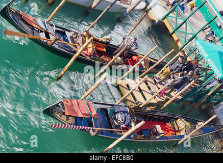 Touristen, die einsteigen in einer Gondel in Venedig Lagune Veneto Italien Europa Stockfoto