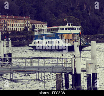 Autofähre über den Comer See in der Abenddämmerung Lombardei Italien Europa Stockfoto