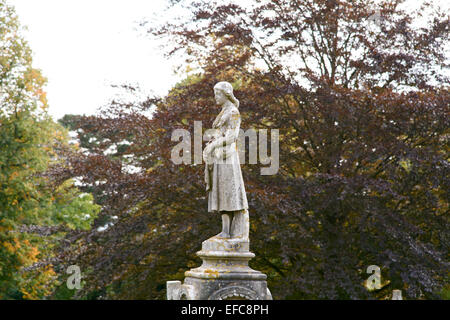 Lady-Statue am Grab im Friedhof von Bedford, Bedford, Bedfordshire, England Stockfoto