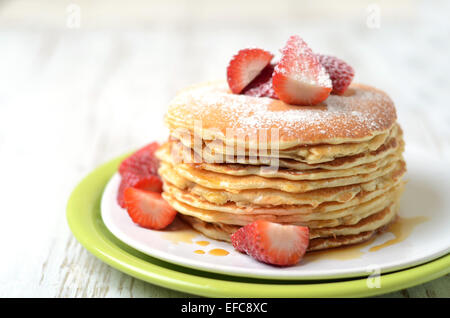 Stapel von frisch zubereiteten traditionellen Pfannkuchen mit Erdbeeren Stockfoto