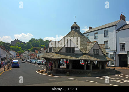 Die historischen Garn-Markt in Dunster der Hauptstraße mit dem Schloss darüber hinaus, Somerset, England, UK Stockfoto