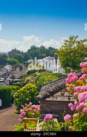 Blick nach unten Dunster der Hauptstraße mit dem historischen Garn Markt und Burg jenseits, Somerset, England, UK Stockfoto