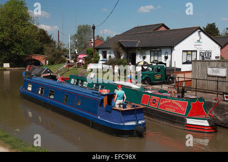 Eine Weitergabe der Oxford Canal in der Nähe von Rugby, Warwickshire Canal Chef Café in der Mitte des Hillmorton Lock Flugs narrowboat Stockfoto