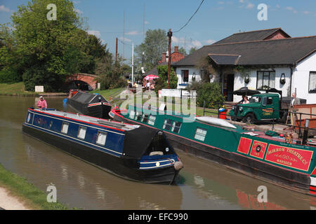 Eine Weitergabe der Oxford Canal in der Nähe von Rugby, Warwickshire Canal Chef Café in der Mitte des Hillmorton Lock Flugs narrowboat Stockfoto