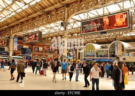 LONDON, UK - 9. Juli 2014: Rush Hour in Victoria Station, London Stockfoto