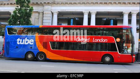 LONDON, UK - 9. Juli 2014: Oxford Tube Doppeldeckerbus Tour Touristen im Zentrum von London wartet. Stockfoto