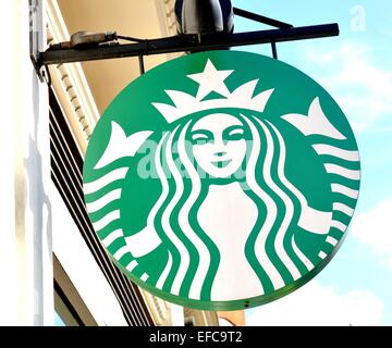 LONDON, UK - 9. Juli 2014: Nahaufnahme der Starbucks-Logo. Starbucks ist das größte Kaffeehaus-Unternehmen der Welt mit Geschäften in 6 Stockfoto