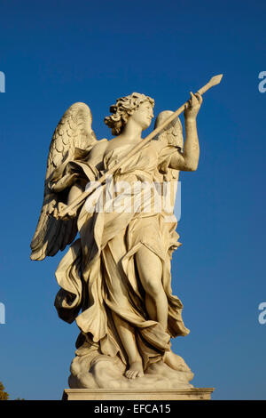 Engel mit der Lanze (Domenico Guidi) Skulptur am Ponte Sant Rom Italien Stockfoto