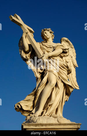 Engel mit Kreuz (Ercole Ferrata) Skulptur am Ponte Sant Rom Italien Stockfoto