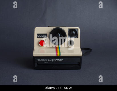 Vintage Polaroid Land Kamera 1000se mit Regenbogen-Streifen in Creme Stockfoto