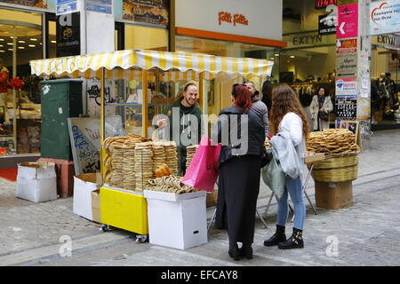 Athen, Griechenland. 31. Januar 2015. Eine Straße Verkäufer verkaufen Koulouria (griechische Sesam Brötchen) in der Ermou Street, einer der teuersten Straßen in Europa. Die griechische Statistikbehörde Umsatz und Volumen-Indizes für November 2014 angekündigt. Der Einzelhandelsumsatz sank um 1,6 % im Vergleich zum November 2013 und 3,1 % im Vergleich zum Oktober 2014. Bildnachweis: Michael Debets/Alamy Live-Nachrichten Stockfoto