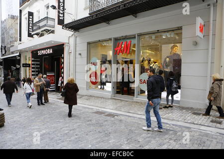 Athen, Griechenland. 31. Januar 2015. Ein High Street-Store in der Ermou Street, einer der teuersten Straßen in Europa. Die griechische Statistikbehörde Umsatz und Volumen-Indizes für November 2014 angekündigt. Der Einzelhandelsumsatz sank um 1,6 % im Vergleich zum November 2013 und 3,1 % im Vergleich zum Oktober 2014. Stockfoto