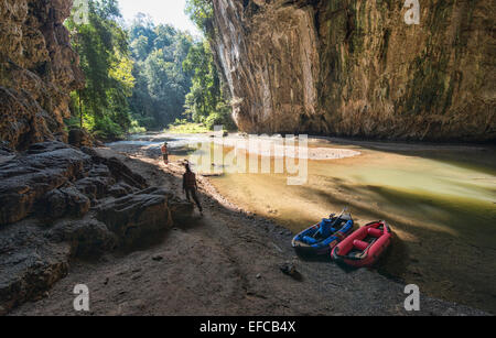 Erkundung der Höhle Tham Lod mit dem Kajak, Pang Mapha Thailand Stockfoto