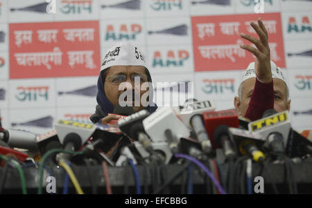 Neu-Delhi, Indien. 31. Januar 2015. AAM Aadmi Partei Chef Arvind Kejriwal (L) befasst sich mit die Medien mit Parteichef Manish Sisodia während der Veröffentlichung von ihrem Wahlprogramm in Neu-Delhi, Indien, am 31. Januar 2015. © Partha Sarkar/Xinhua/Alamy Live-Nachrichten Stockfoto