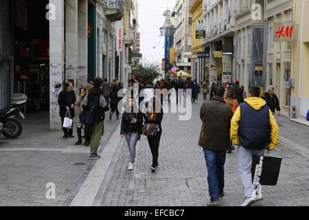 Athen, Griechenland. 31. Januar 2015. Shopper durchgehen Ermou Street, einer der teuersten Straßen in Europa, an einem Samstagmorgen. Die griechische Statistikbehörde Umsatz und Volumen-Indizes für November 2014 angekündigt. Der Einzelhandelsumsatz sank um 1,6 % im Vergleich zum November 2013 und 3,1 % im Vergleich zum Oktober 2014. Stockfoto