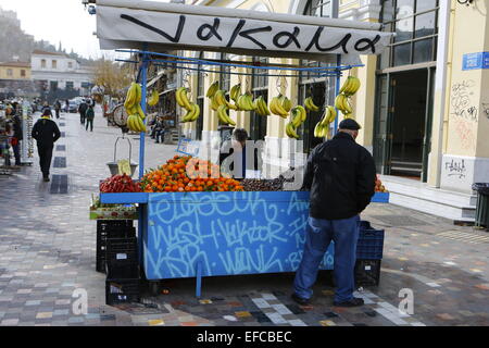 Athen, Griechenland. 31. Januar 2015. Ein Wagen von einer mobilen Obstverkäufer in Athens Monastiraki Platz. Die griechische Statistikbehörde Umsatz und Volumen-Indizes für November 2014 angekündigt. Der Einzelhandelsumsatz sank um 1,6 % im Vergleich zum November 2013 und 3,1 % im Vergleich zum Oktober 2014. Stockfoto