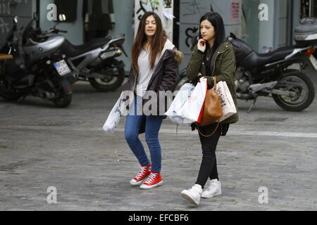 Athen, Griechenland. 31. Januar 2015. Shopper durchgehen Ermou Street, einer der teuersten Straßen in Europa, an einem Samstagmorgen. Die griechische Statistikbehörde Umsatz und Volumen-Indizes für November 2014 angekündigt. Der Einzelhandelsumsatz sank um 1,6 % im Vergleich zum November 2013 und 3,1 % im Vergleich zum Oktober 2014. Stockfoto