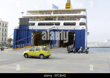Athen, Griechenland. 31. Januar 2015. Die Fähre M/F Blue Star Patmos liegt auf dem Pier von Piräus. Die griechische Statistikbehörde angekündigt, dass das Fahrgastaufkommen in den griechischen Häfen im 2. Quartal 2014 stieg um 5 % im Vergleich zum 2. Quartal 2013. Bildnachweis: Michael Debets/Alamy Live-Nachrichten Stockfoto