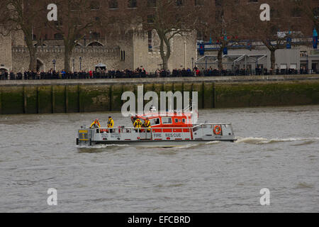London, UK. 30. Januar 2015. Die Londoner Feuerwehr Löschboot - Fire Flash - basierte auf der Lambeth Flussbahnhof übergibt beobachtete Menschenmassen vor dem Tower of London im Rahmen der begleitenden Gefäße des Overlord-Credit: Emma Durnford/Alamy Live News Stockfoto