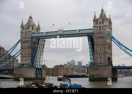 London, UK. 30. Januar 2015. Der Overlord unterquert die Tower Bridge, das ausgelöst wird, um fast 90 Grad zum Gedenken an den 50. Jahrestag der Trauerzug von Sir Winston Churchill Credit: Emma Durnford/Alamy Live News Stockfoto