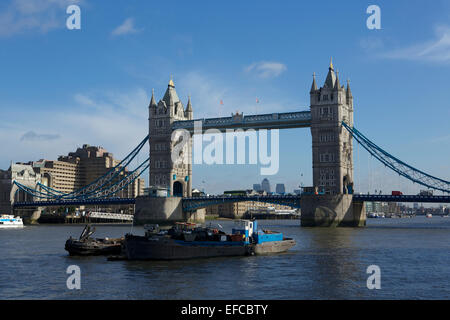 London, UK. 30. Januar 2015. Blick auf die Tower Bridge vor laut, die im Laufe der Overlord und die Flotte von Booten Credit ermöglichen: Emma Durnford/Alamy Live News Stockfoto