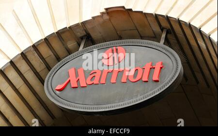 LONDON, UK - 9. Juli 2014: Nahaufnahme des Logos der Hotelkette Marriott in London. Stockfoto