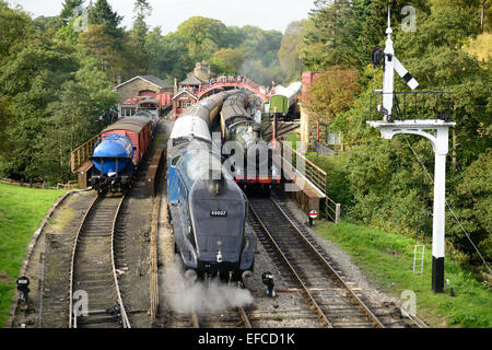 Klasse A4 Pacific keine 60007 "Sir Nigel Gresley" warten am Bahnhof Goathland, als Besuch Lok Nr. 2807 von Grosmont ankommt. Stockfoto